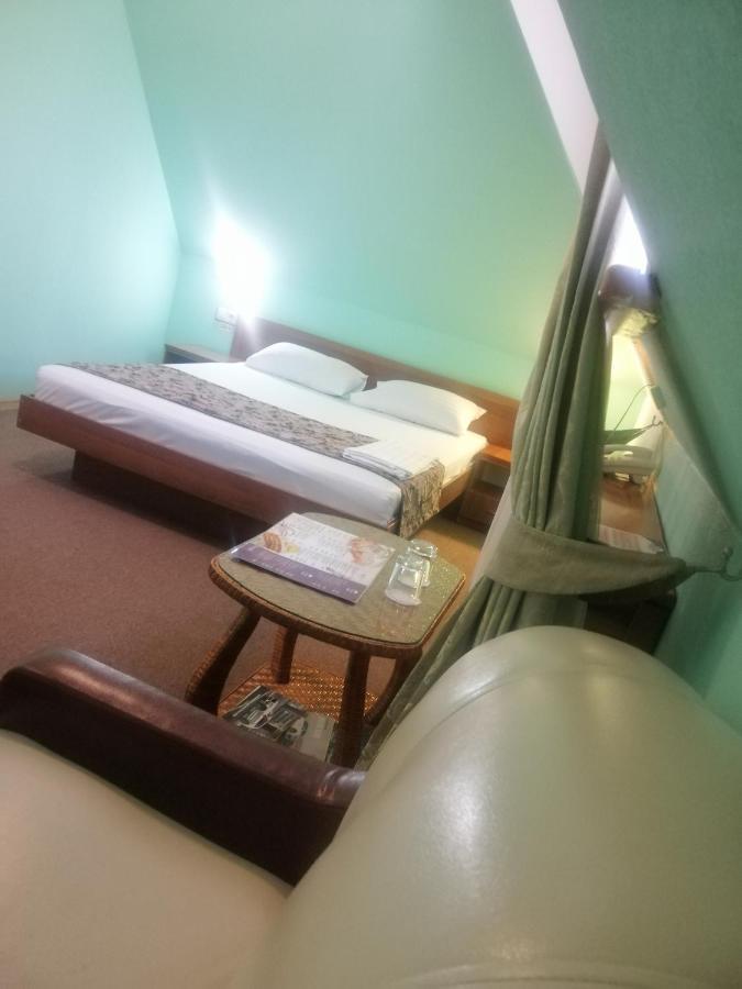 Gostiniy Dvor Non-Stop Hotel Kherson Bagian luar foto