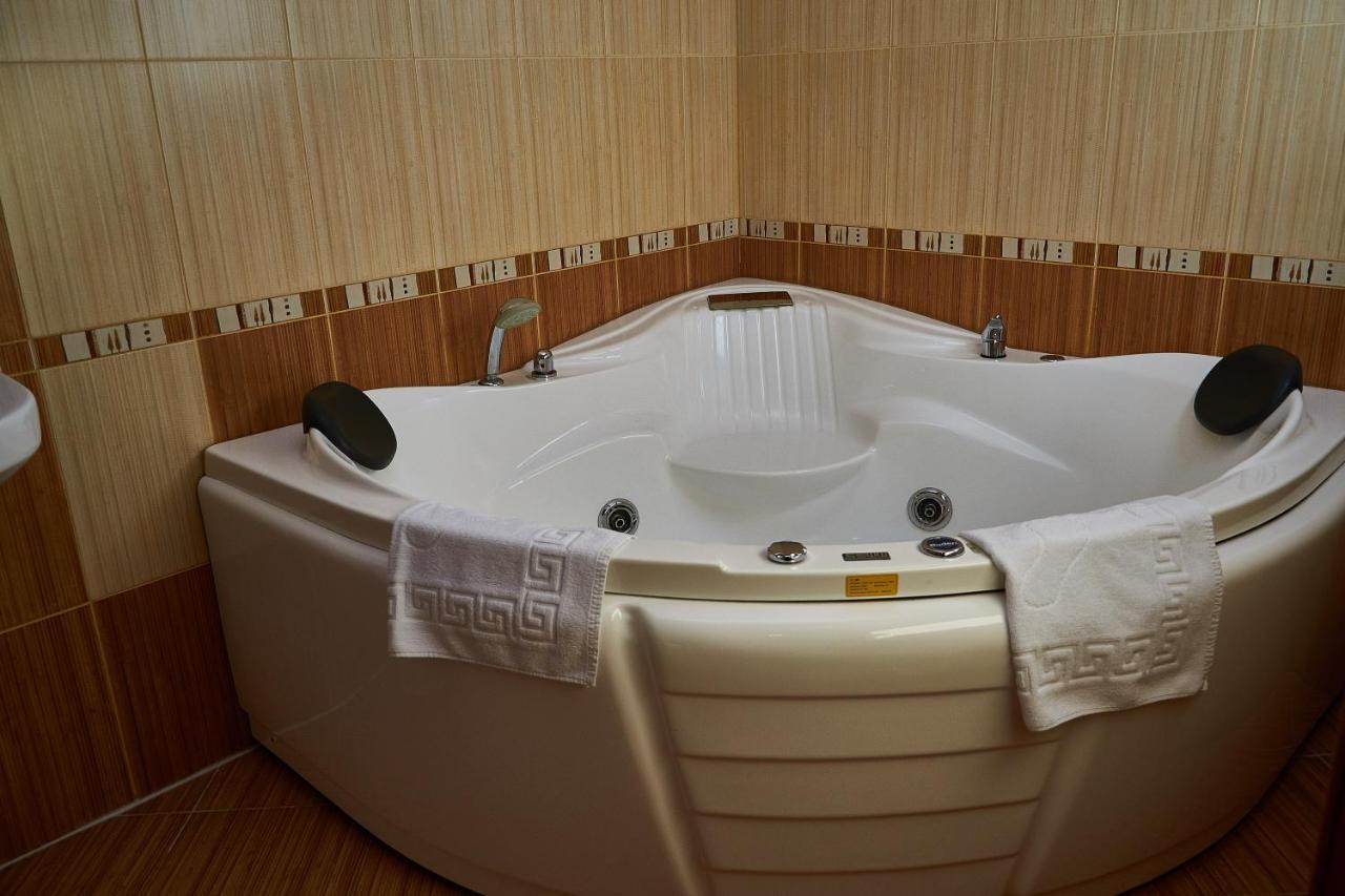 Gostiniy Dvor Non-Stop Hotel Kherson Bagian luar foto