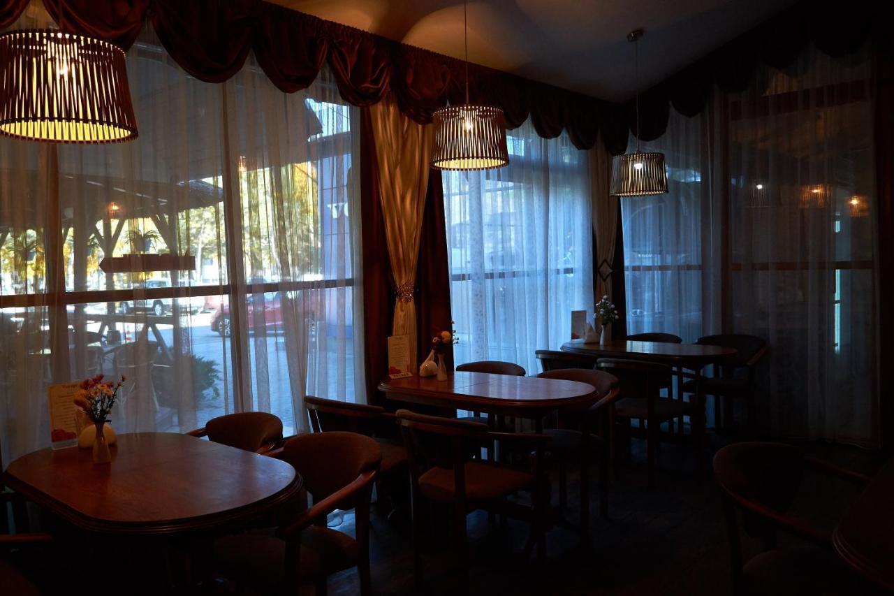 Gostiniy Dvor Non-Stop Hotel Kherson Bagian luar foto